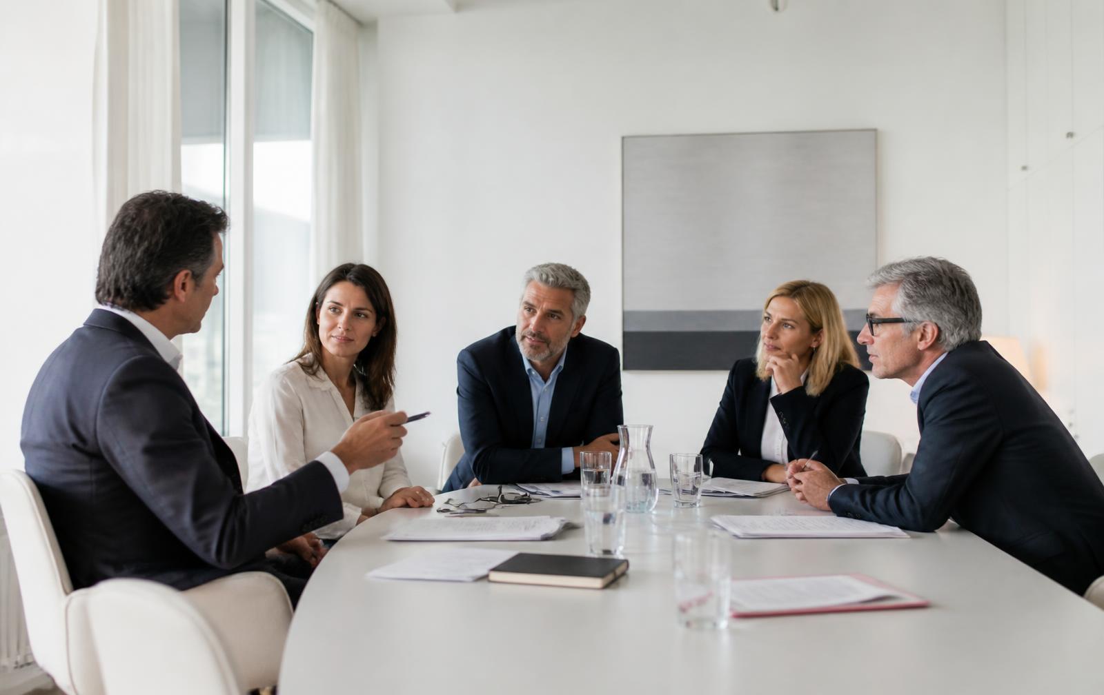 Equipo directivo sénior en una sesión estratégica real